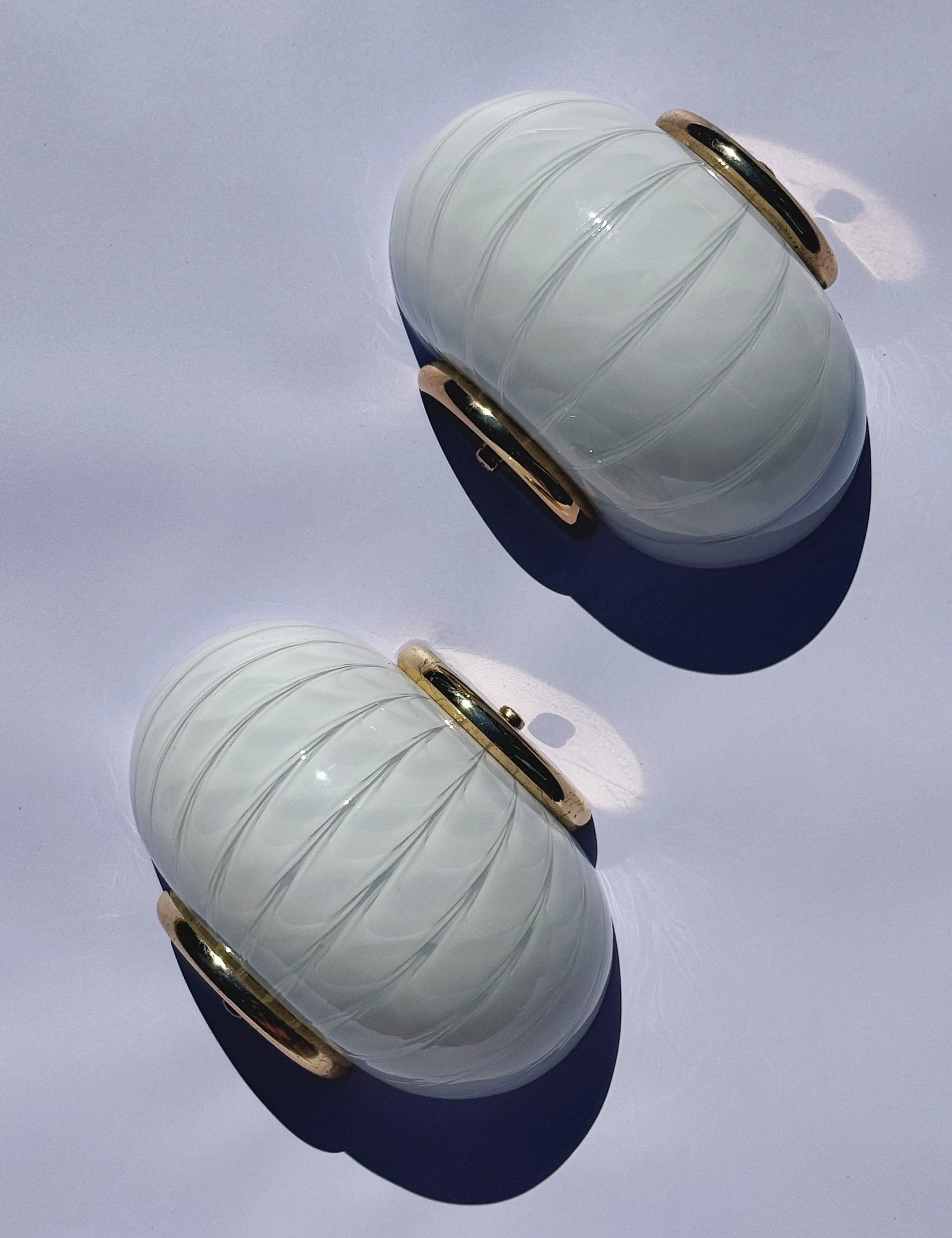 Vintage Murano væglampe | Hvidt swirlglas & messingbeslag Studio Hafnia