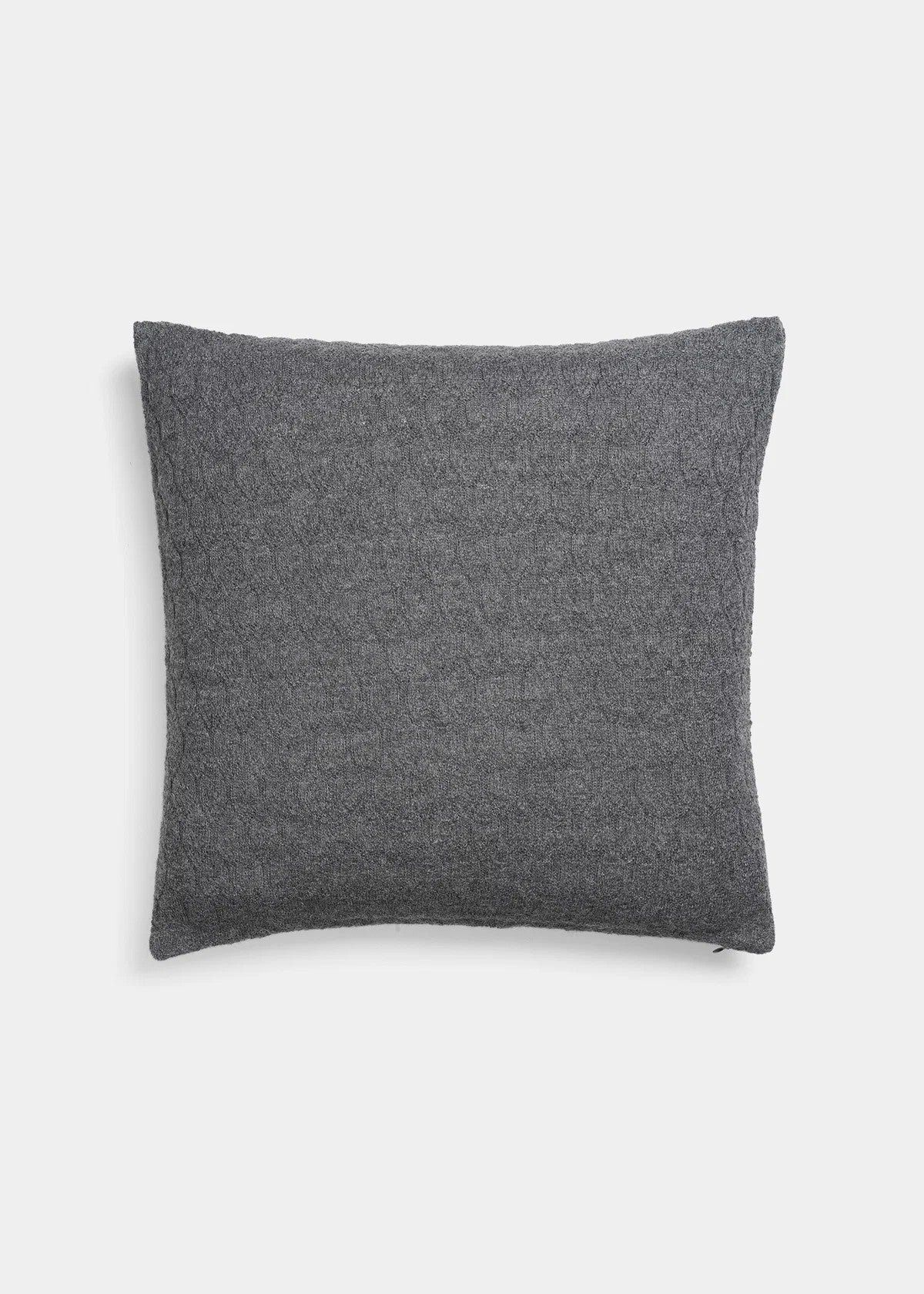 Aiayu Raul Classic pude 50x50 cm i Stormy – koksgrå lamauld med roset-strikmønster