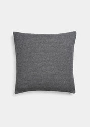 Aiayu Raul Classic pude 50x50 cm i Stormy – koksgrå lamauld med roset-strikmønster