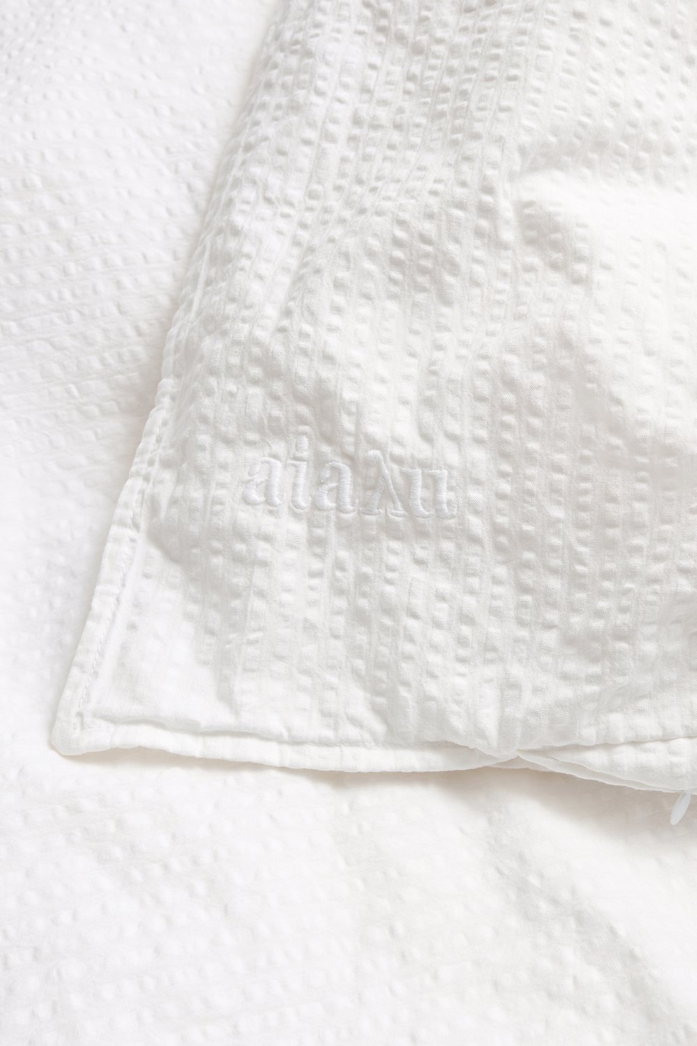 Close-up of the crinkled seersucker weave in white cotton, Studio Hafnia