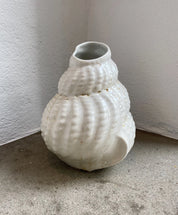 Konkylievase af Christina Iversen Studio i keramik Christina Iversen Studio