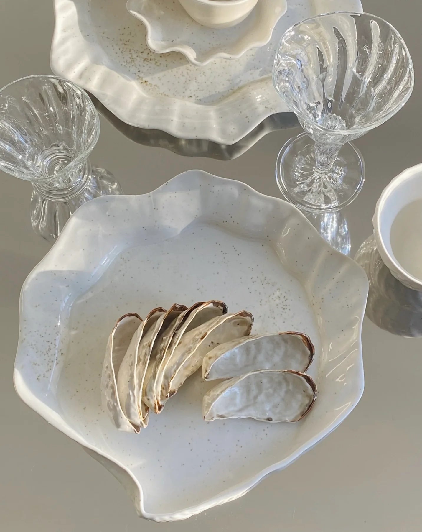 Musling middagstallerken/fad af Christina Iversen Studio i creme, keramik Christina Iversen Studio