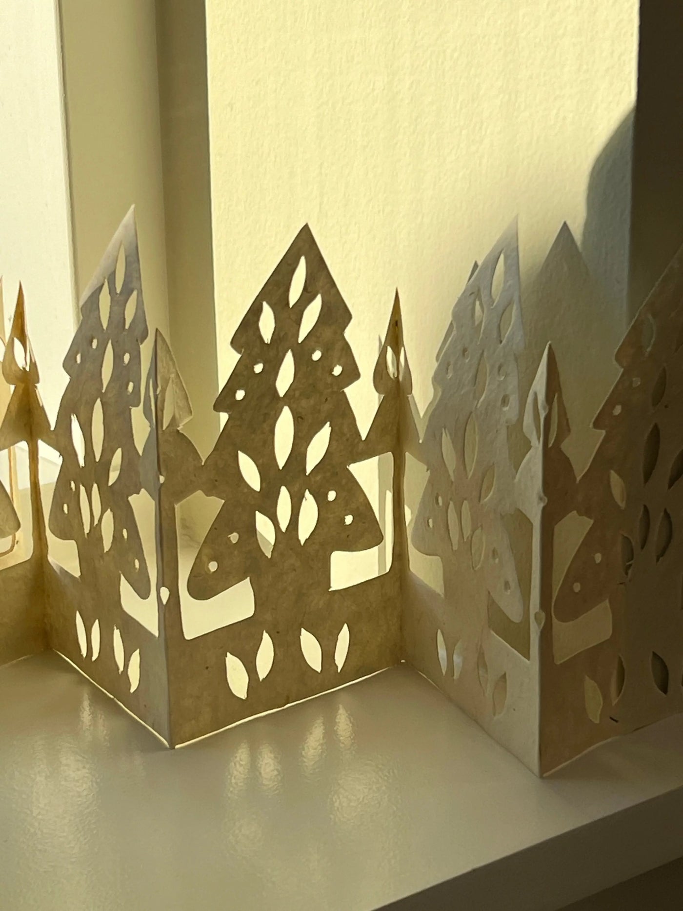 Guirlande/frise med juletræer i papir | Hvid Afroart