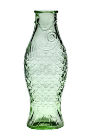 Grøn Fish & Fish glaskaraffel fra Serax i fiskeformet pressglas med skælmønster, designet af Paola Navone