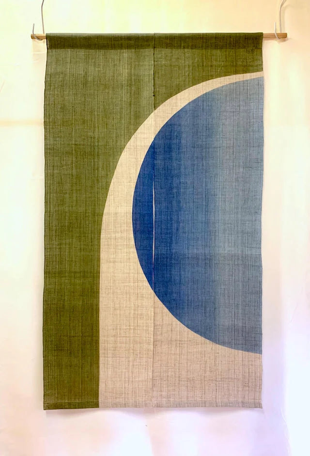 Japansk vægtæppe i hamp | Halvcirkelmotiv i grøn og blå | 150 × 88 cm  STUDIO HAFNIA