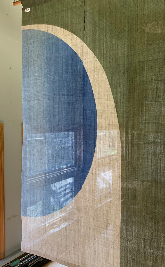 Japansk vægtæppe i hamp | Halvcirkelmotiv i grøn og blå | 150 × 88 cm  STUDIO HAFNIA