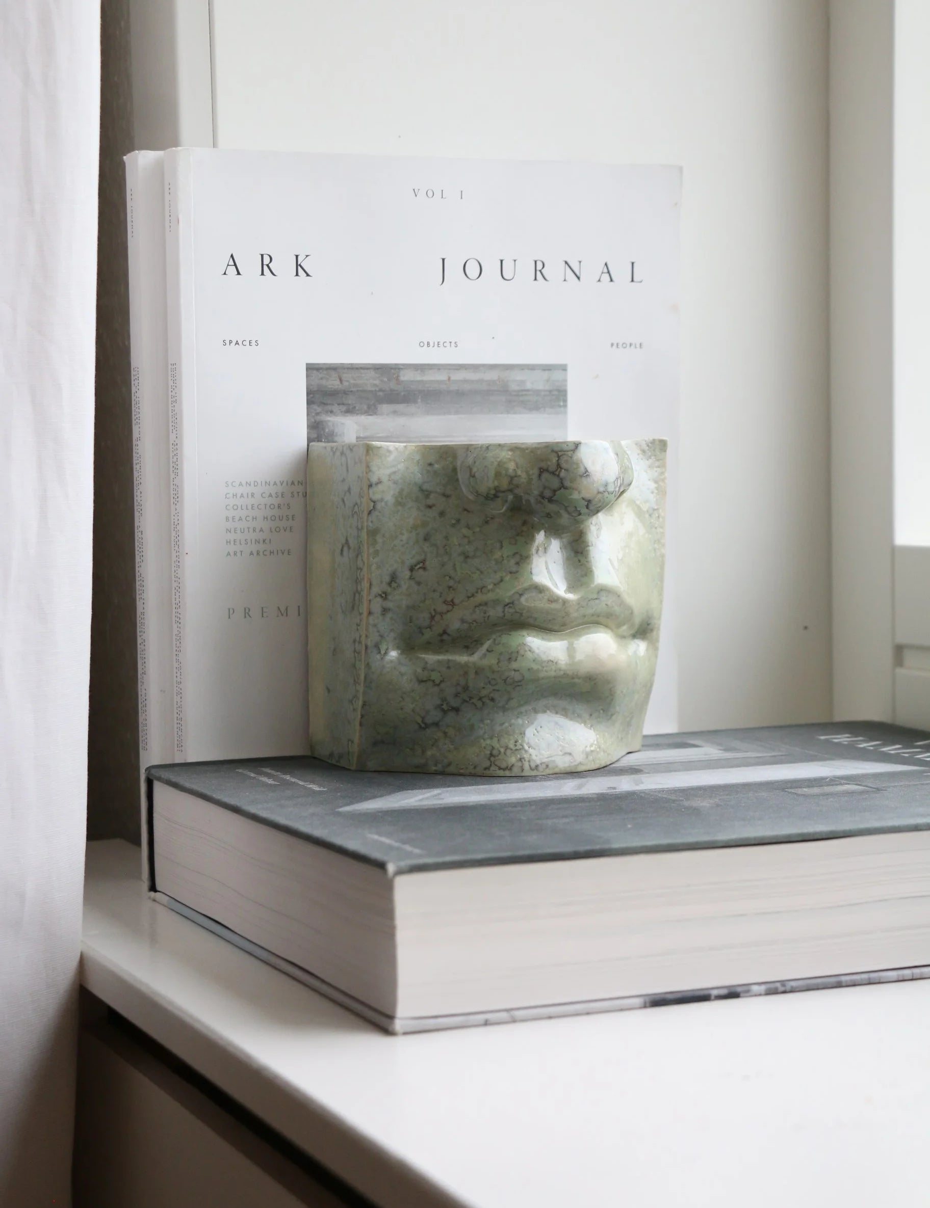 Laoru Laoru | Bookend Eye Mouth: Firkantet bogstøtte mund i glaseret stentøjsler i CrystalGreen Studio Hafnia