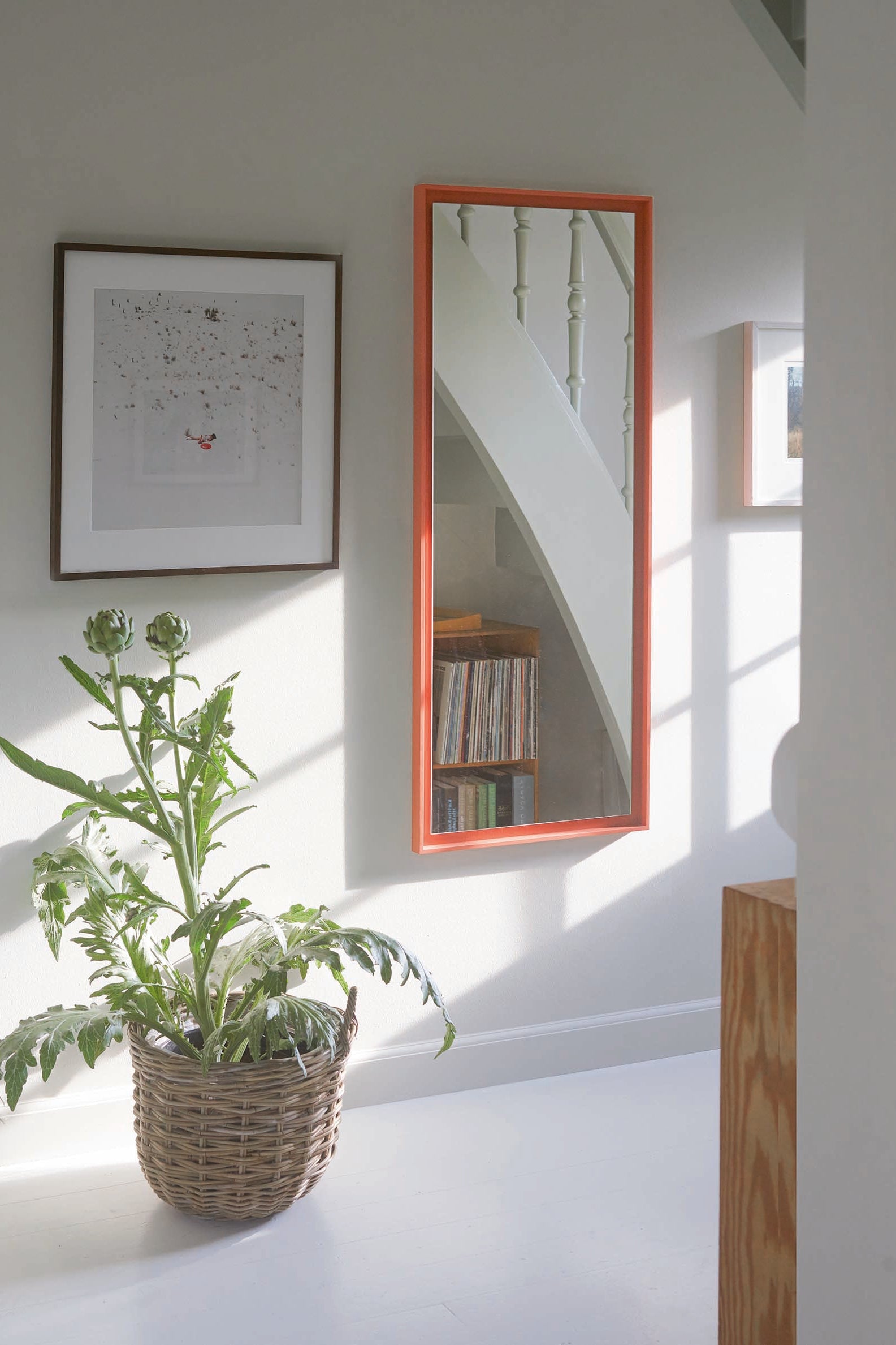 Stillark Relief Mirror i terrakotta hængt vandret over en kommode, Studio Hafnia