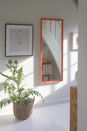 Stillark Relief Mirror i terrakotta hængt vandret over en kommode, Studio Hafnia