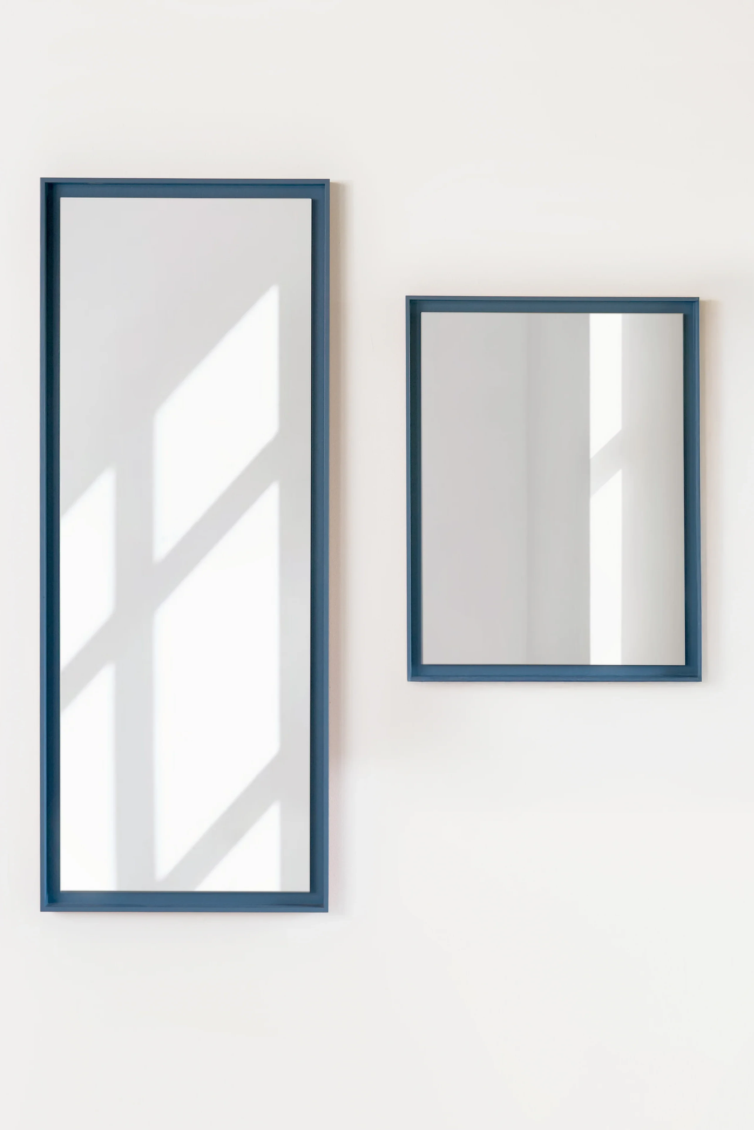 Stillark Relief Mirror vægspejl i Misty Blue med ramme i malet asketræ, Studio Hafnia