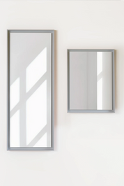 Stillark Relief Mirror vægspejl i Hvass Grey med ramme i malet asketræ, Studio Hafnia