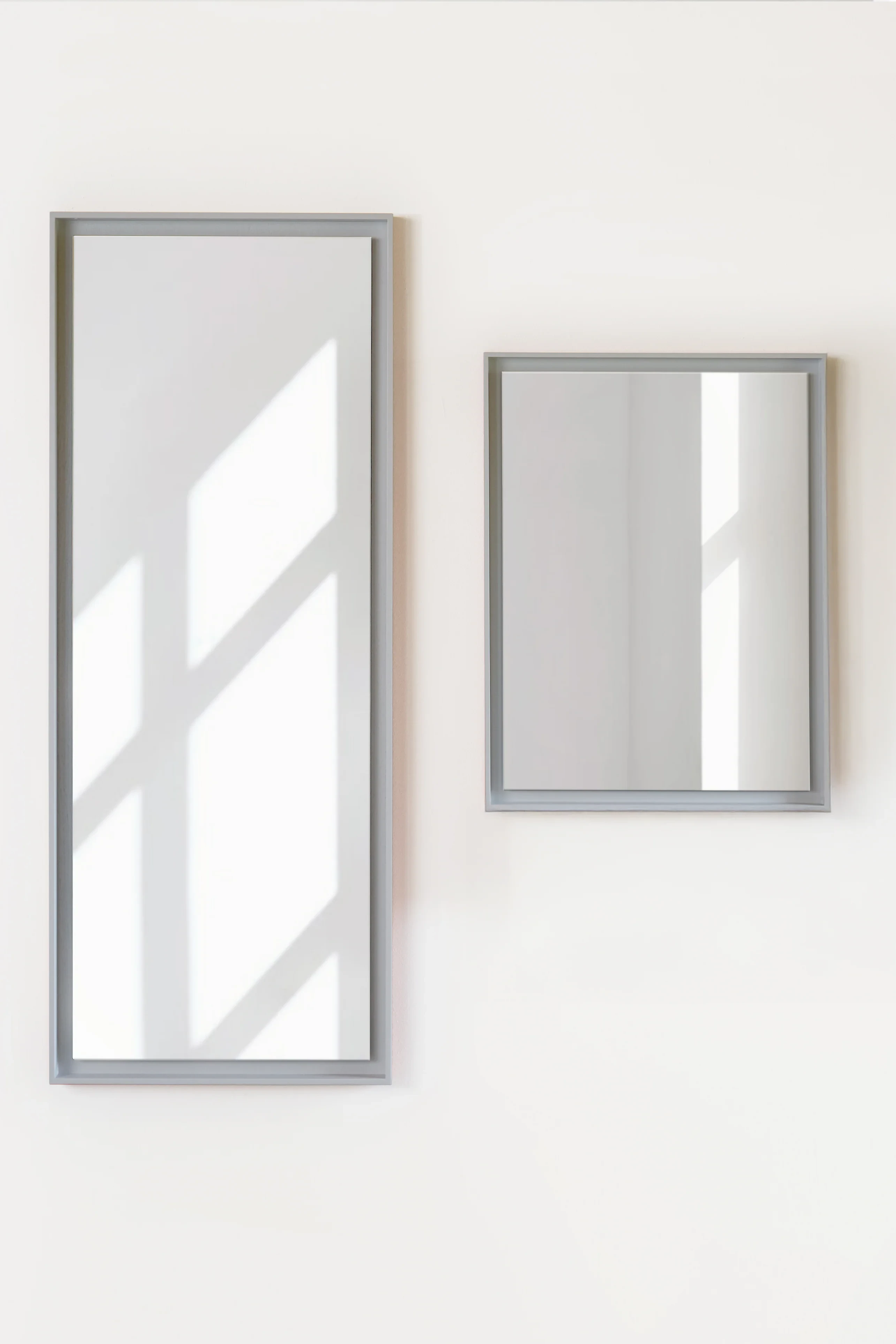 Stillark Relief Mirror vægspejl i Hvass Grey med ramme i malet asketræ, Studio Hafnia