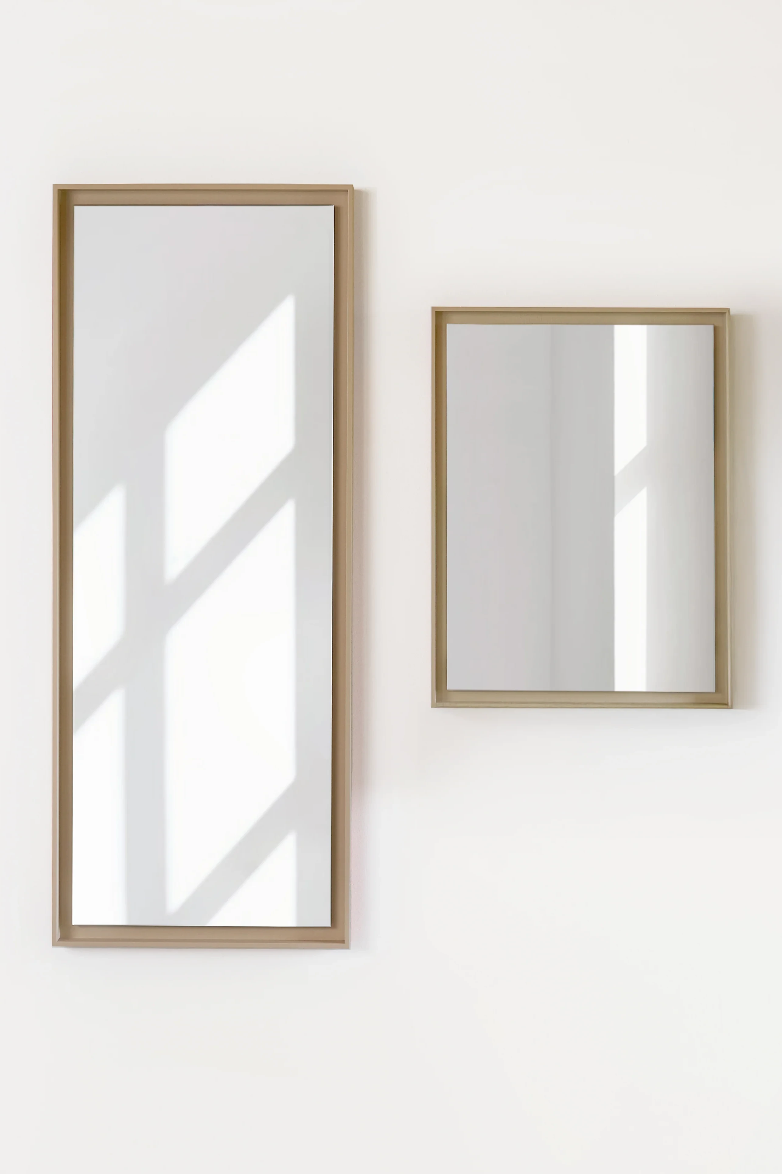 Stillark Relief Mirror vægspejl i Limestone med ramme i malet asketræ, Studio Hafnia