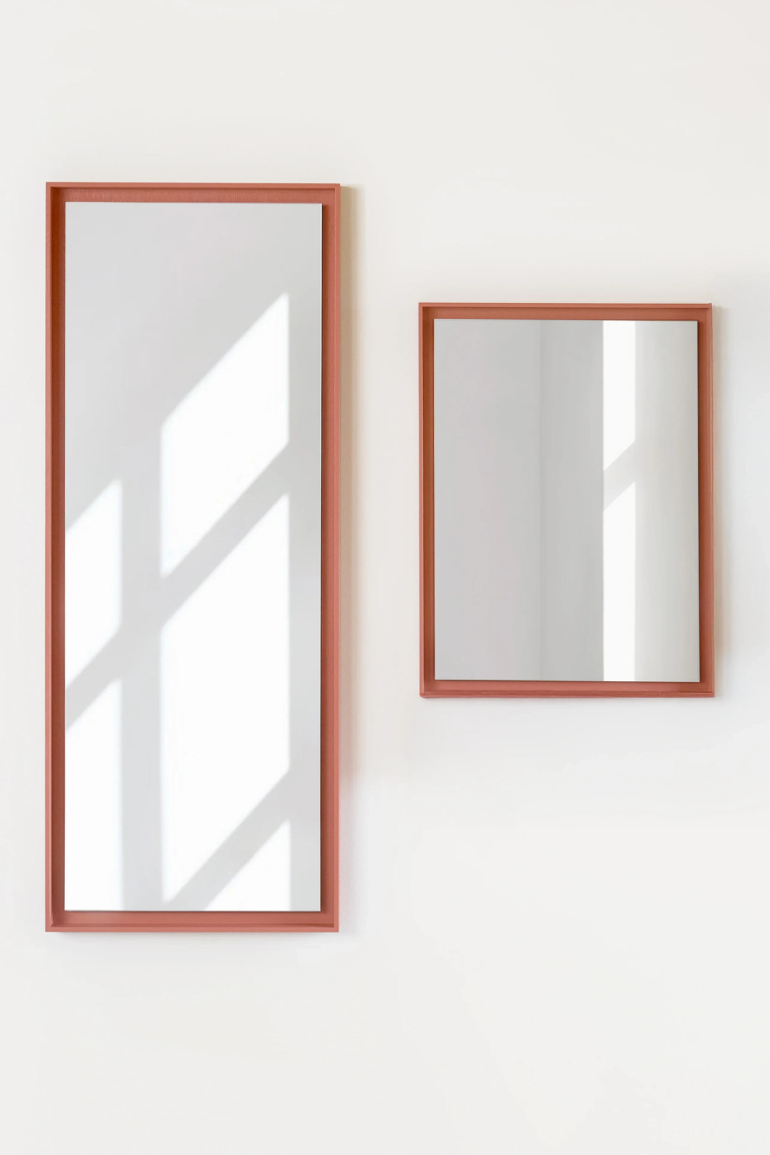 Stillark Relief Mirror vægspejl i terrakotta med ramme i malet asketræ, Studio Hafnia
