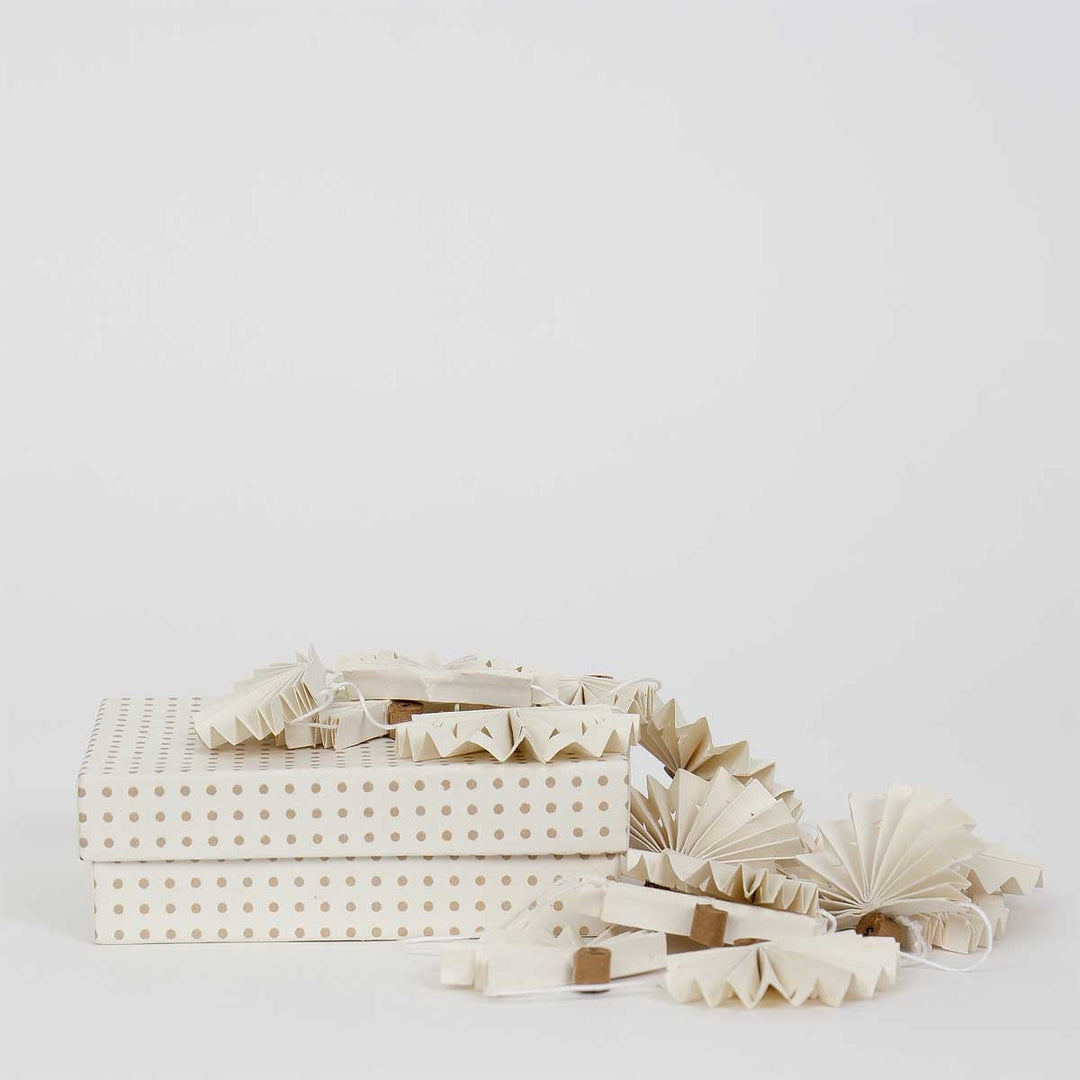 Rafaela Guirlande – Håndlavet i Foldet Papir (1,5 m) World of Craft