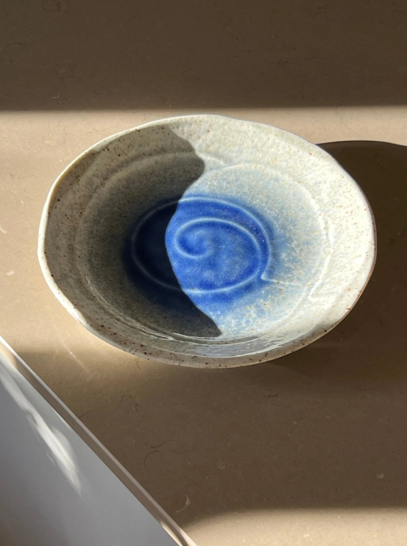 Japansk stor tallerken/serveringsfad i hvid og blålig keramik | 24.5 cm Studio Hafnia