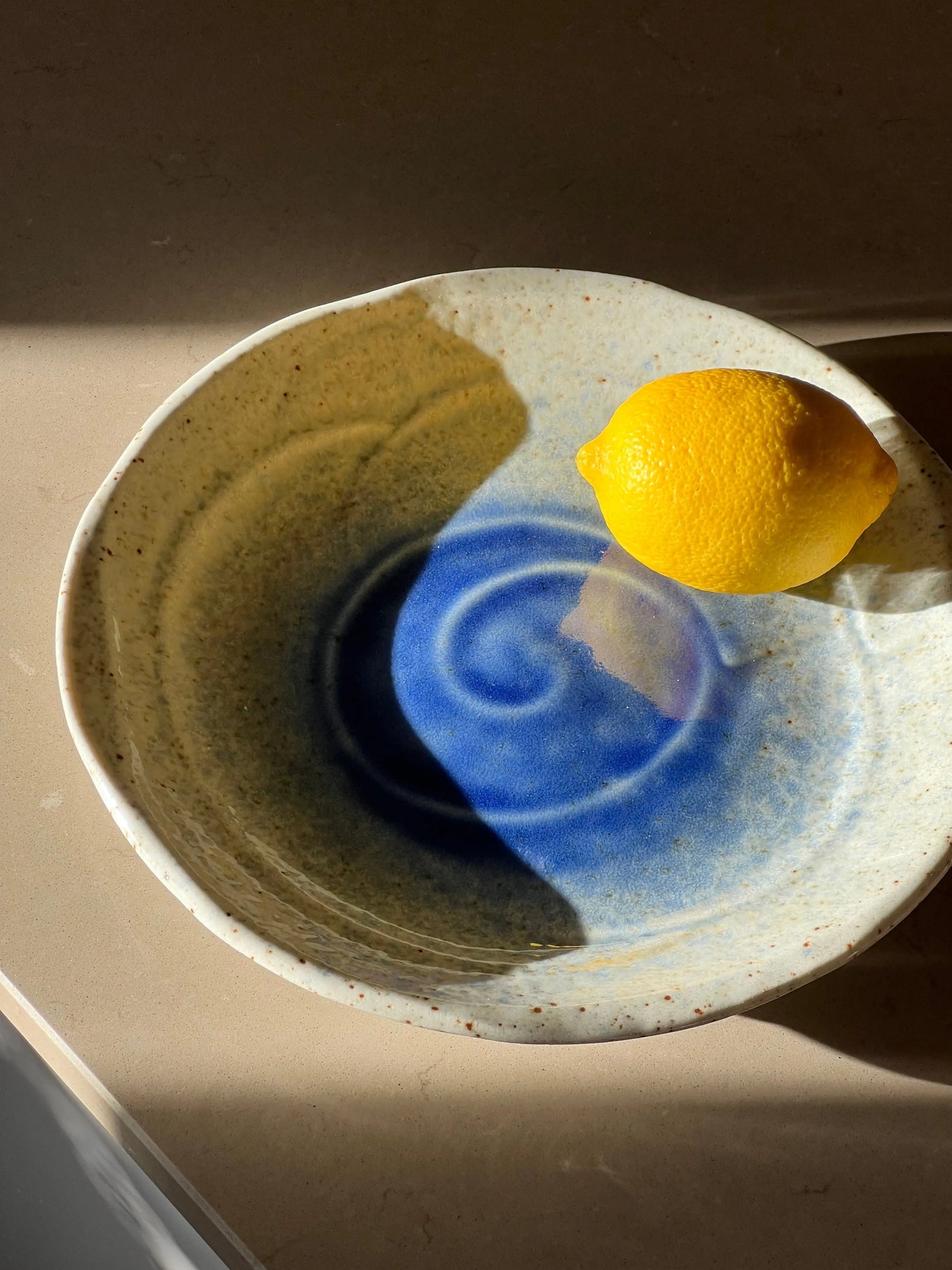 Japansk stor tallerken/serveringsfad i hvid og blålig keramik | 24.5 cm Studio Hafnia