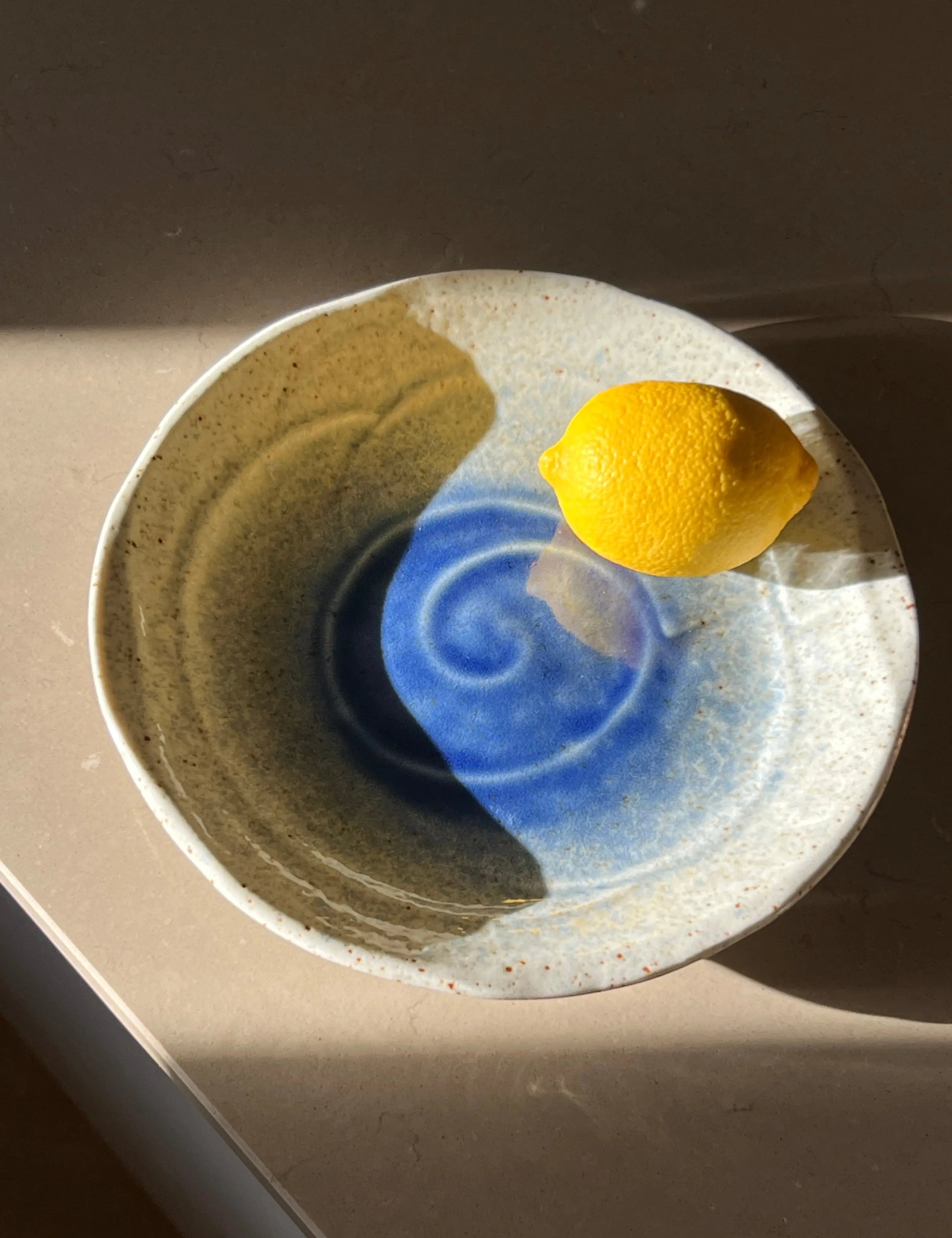 serveringsfad i hvid og blålig keramik | 24.5 cm Studio Hafnia
