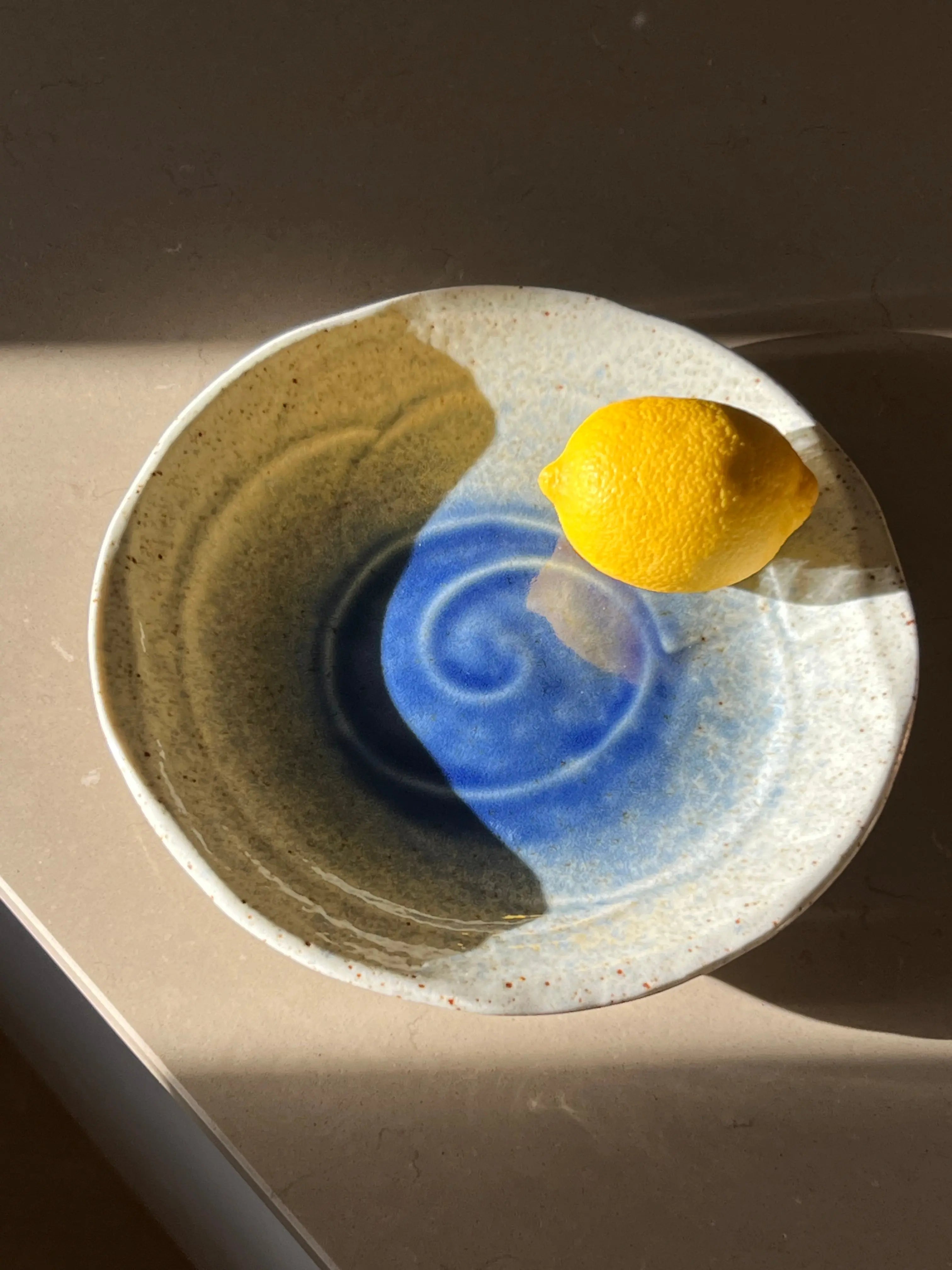 serveringsfad i hvid og blålig keramik | 24.5 cm Studio Hafnia