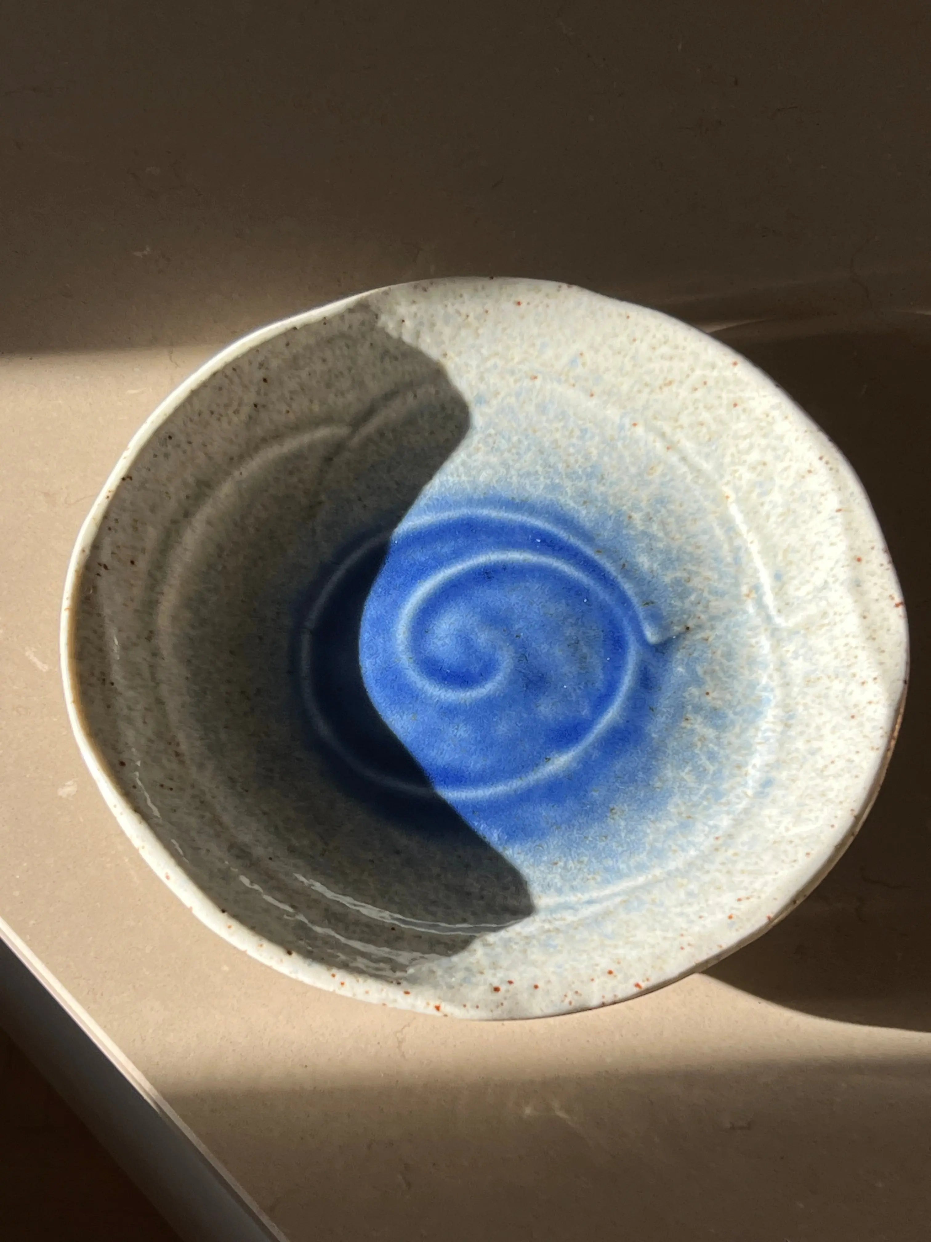 Japansk stor tallerken/serveringsfad i hvid og blålig keramik | 24.5 cm Studio Hafnia