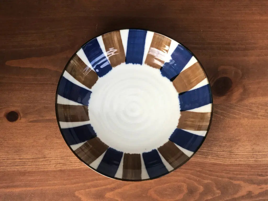 Japansk dyb tallerken/skål i hvid keramik med blå og brune striber | 21 cm Studio Hafnia