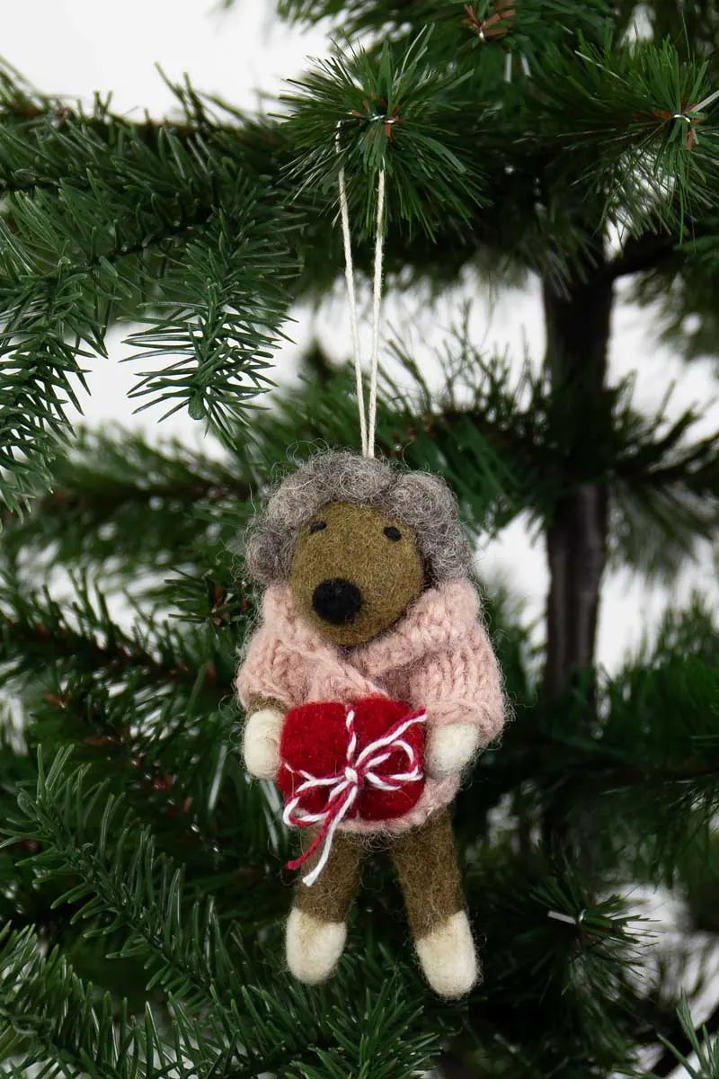 Julepynt i filt: bjørn med lyserød cardigan og rød julegave hængende på juletræ, ca. 12 cm, Studio Hafnia