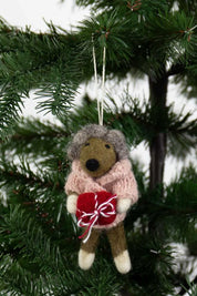 Julepynt i filt: bjørn med lyserød cardigan og rød julegave hængende på juletræ, ca. 12 cm, Studio Hafnia