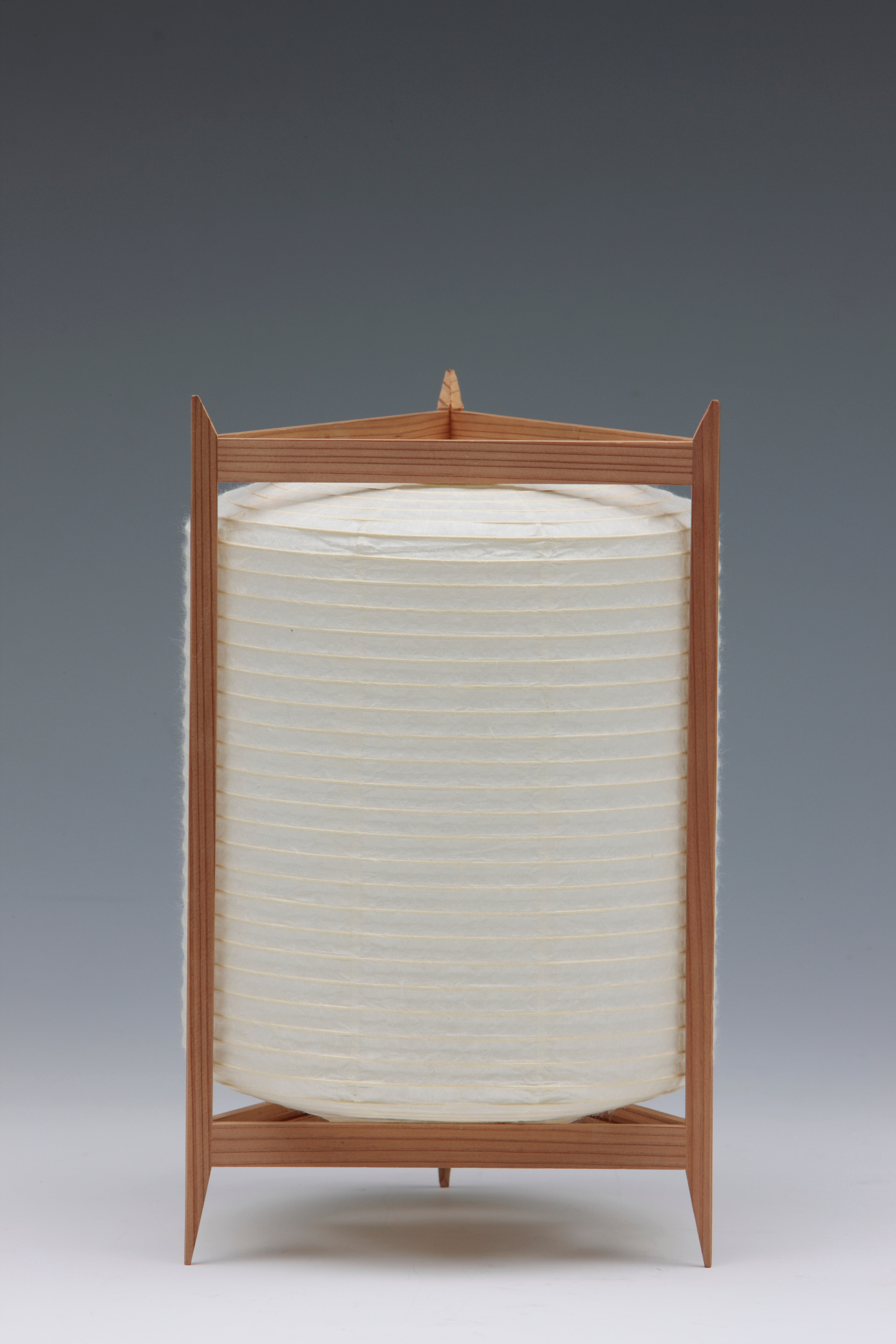 Daisaku Chou Andon Triangle lille japansk rispapir bordlampe fra Asano, B20 x H30 cm, Studio Hafnia