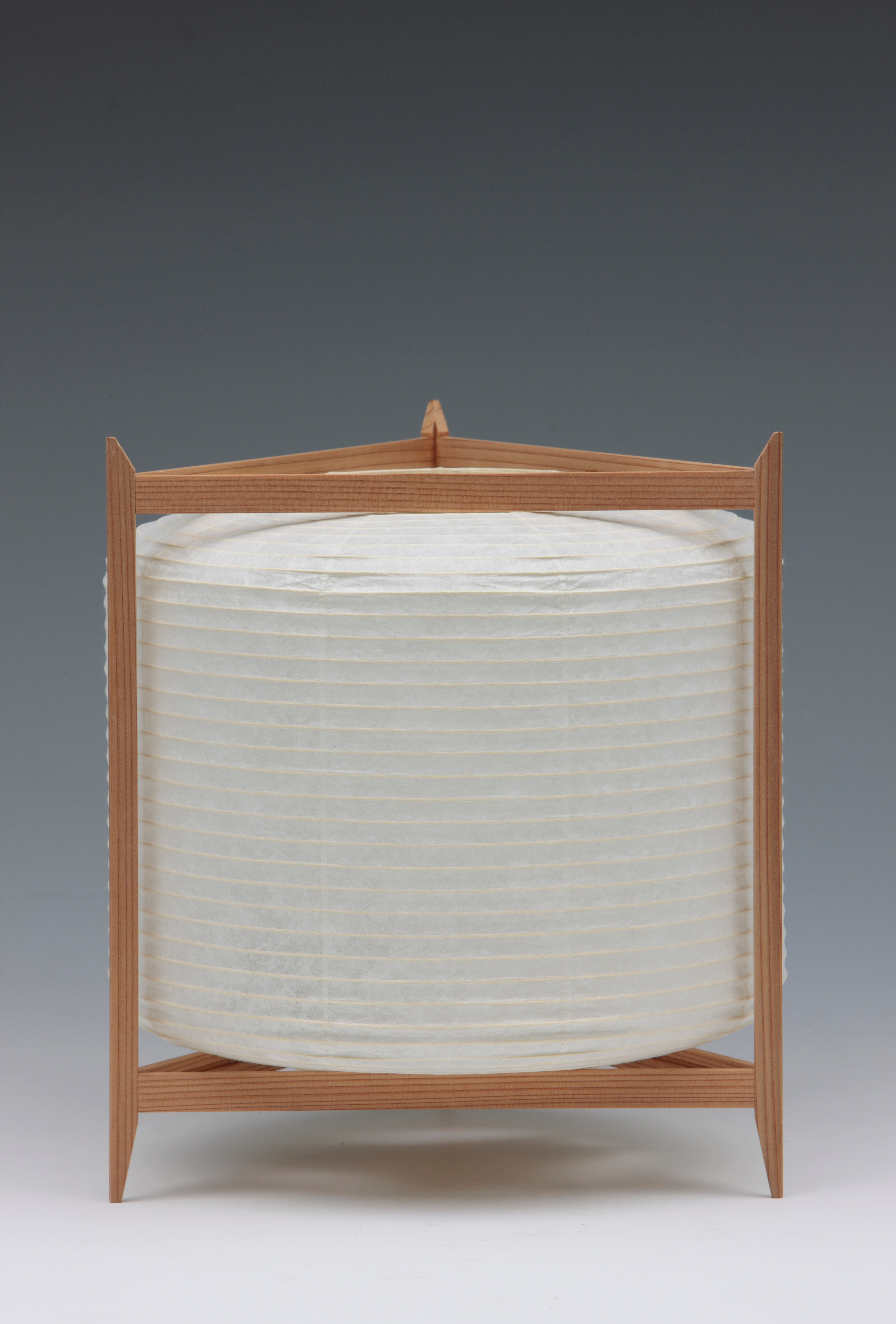 Daisaku Chou Andon Triangle stor japansk rispapir bordlampe fra Asano, B29 x H30 cm, Studio Hafnia