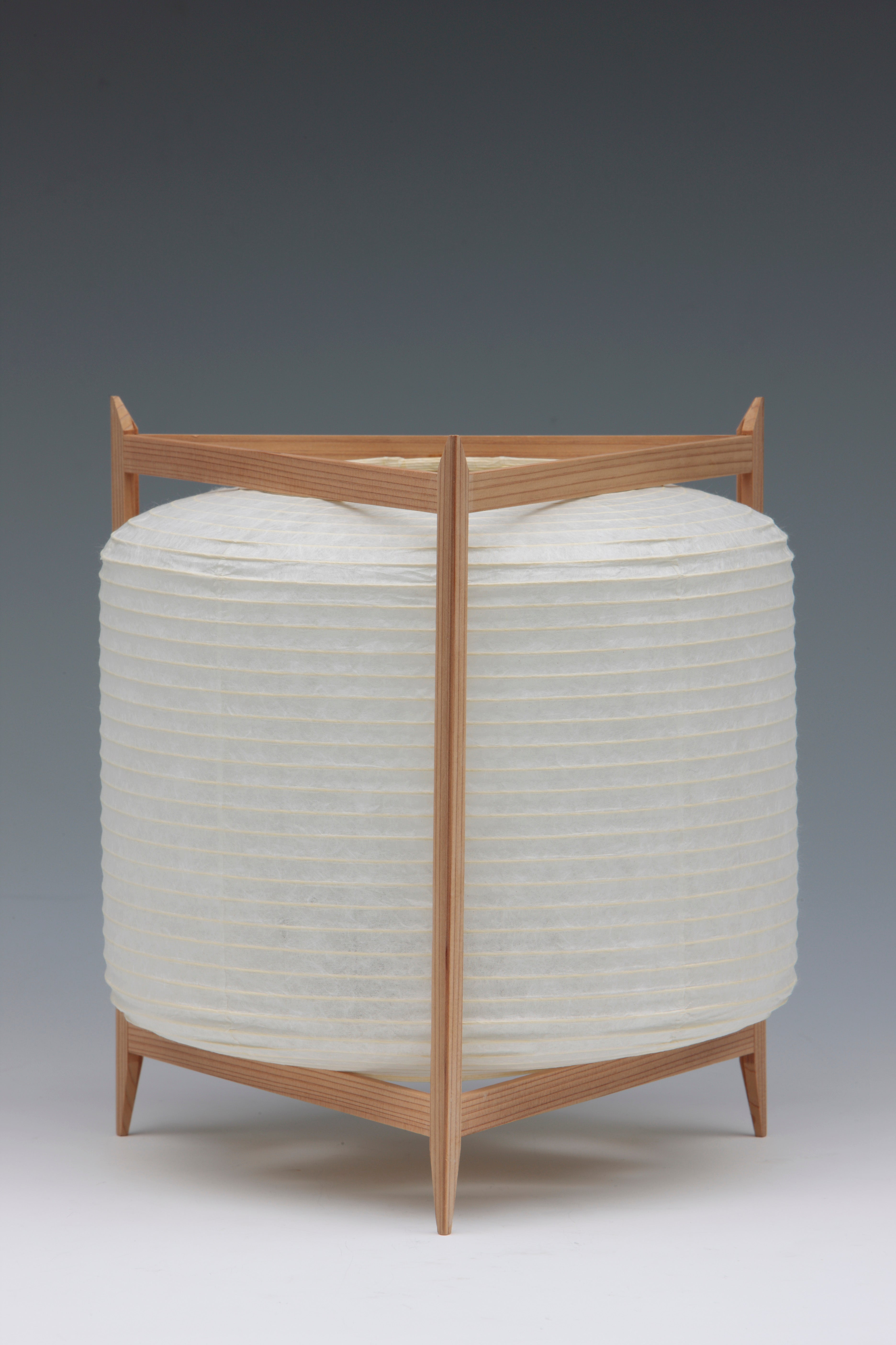 Daisaku Chou Andon Triangle stor rispapir bordlampe i washi fra Asano, Studio Hafnia