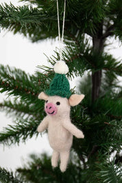 Julepynt i filt: lyserød gris med grøn strikket hue og hvid pompon på juletræ, ca. 12 cm, Studio Hafnia