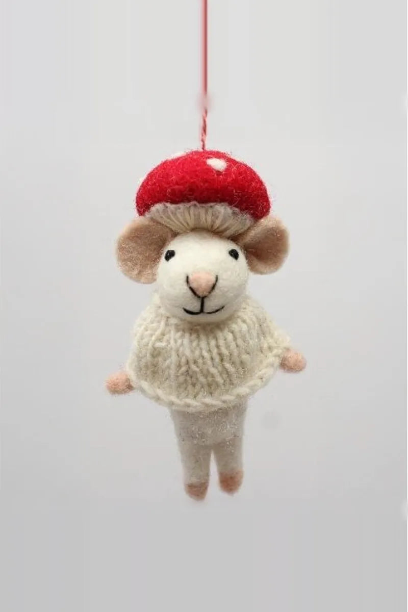 Julepynt i filt: mus med rød svampehat og cremefarvet strikket sweater, ca. 10 cm, Studio Hafnia