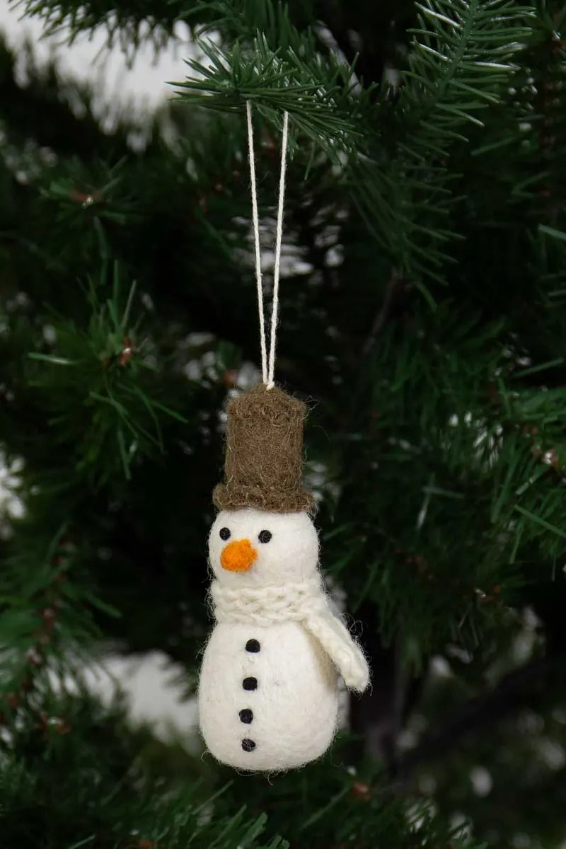 Julepynt i filt: hvid snemand med brun hat og halstørklæde hængende på juletræ, ca. 12 cm, Studio Hafnia