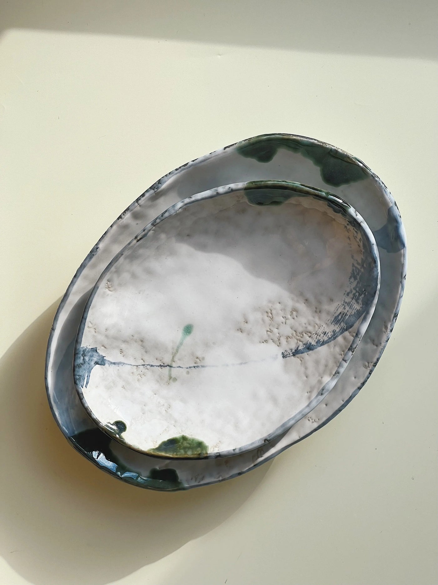 Ovalt fad/tallerken fra Japan med grønt og blåt mønster | To størrelser Studio Hafnia