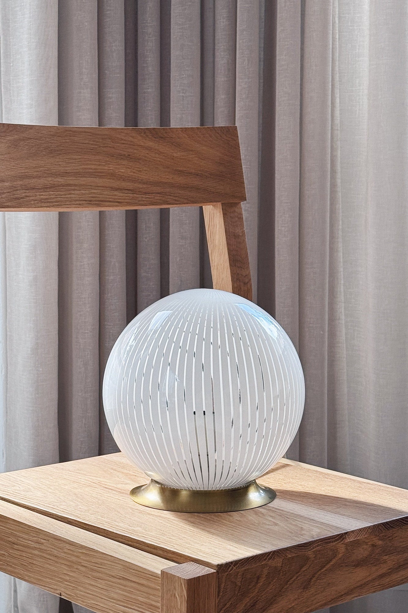 Murano filigrana table lamp H20 cm on an oak chair, with the polished brass base clearly visible