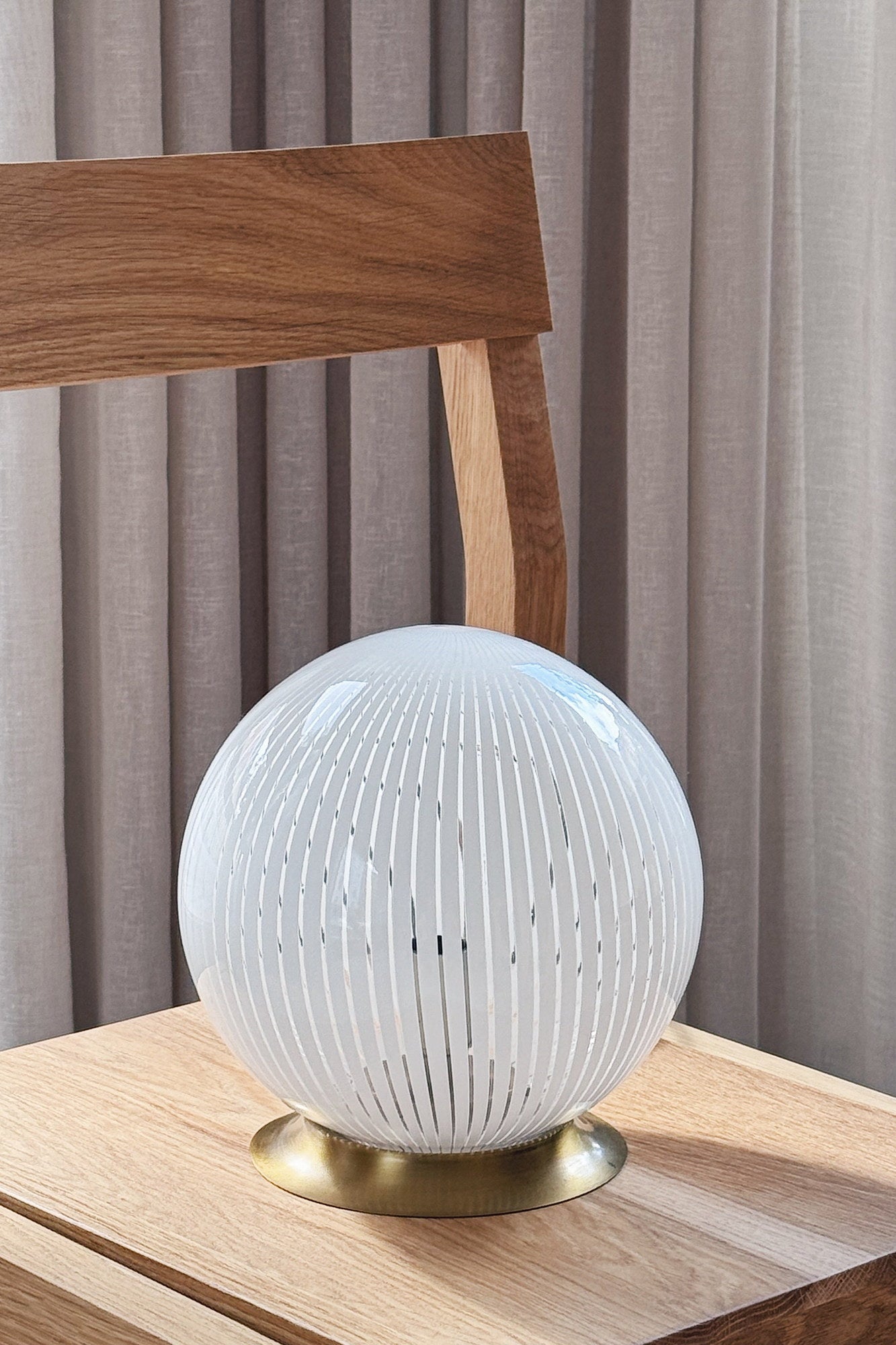 Vintage Murano table lamp in white filigrana glass seen from the side with polished brass foot