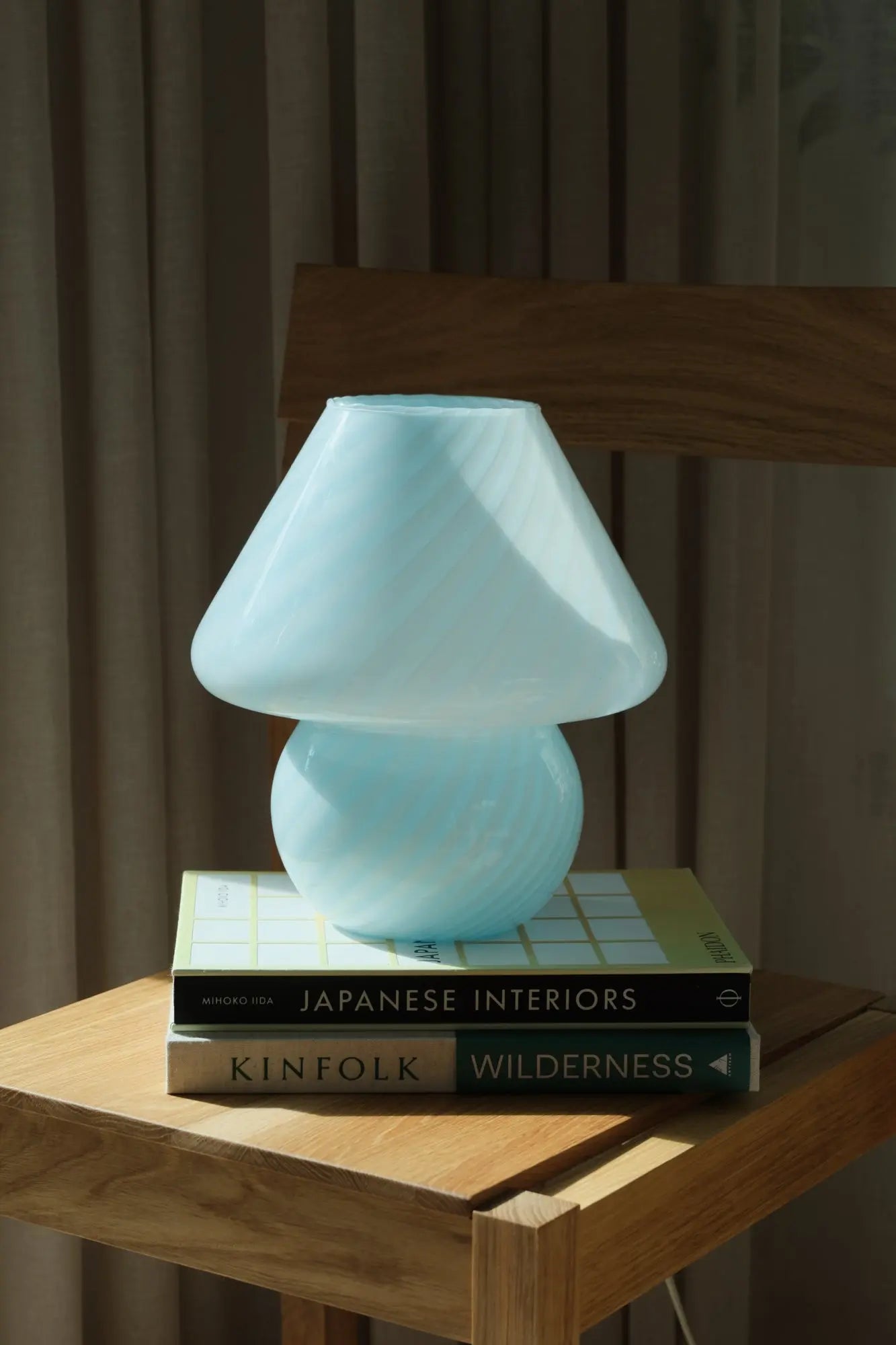 Light blue Murano mushroom table lamp seen from the side, sculptural vintage mood lamp