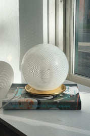 Vintage Murano reticello globe bordlampe i hvidt glas på messingbase, H20 cm, i vindueskarm