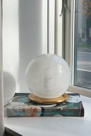 Nærbillede af det diamantformede reticello-net på den hvide Murano globe bordlampe
