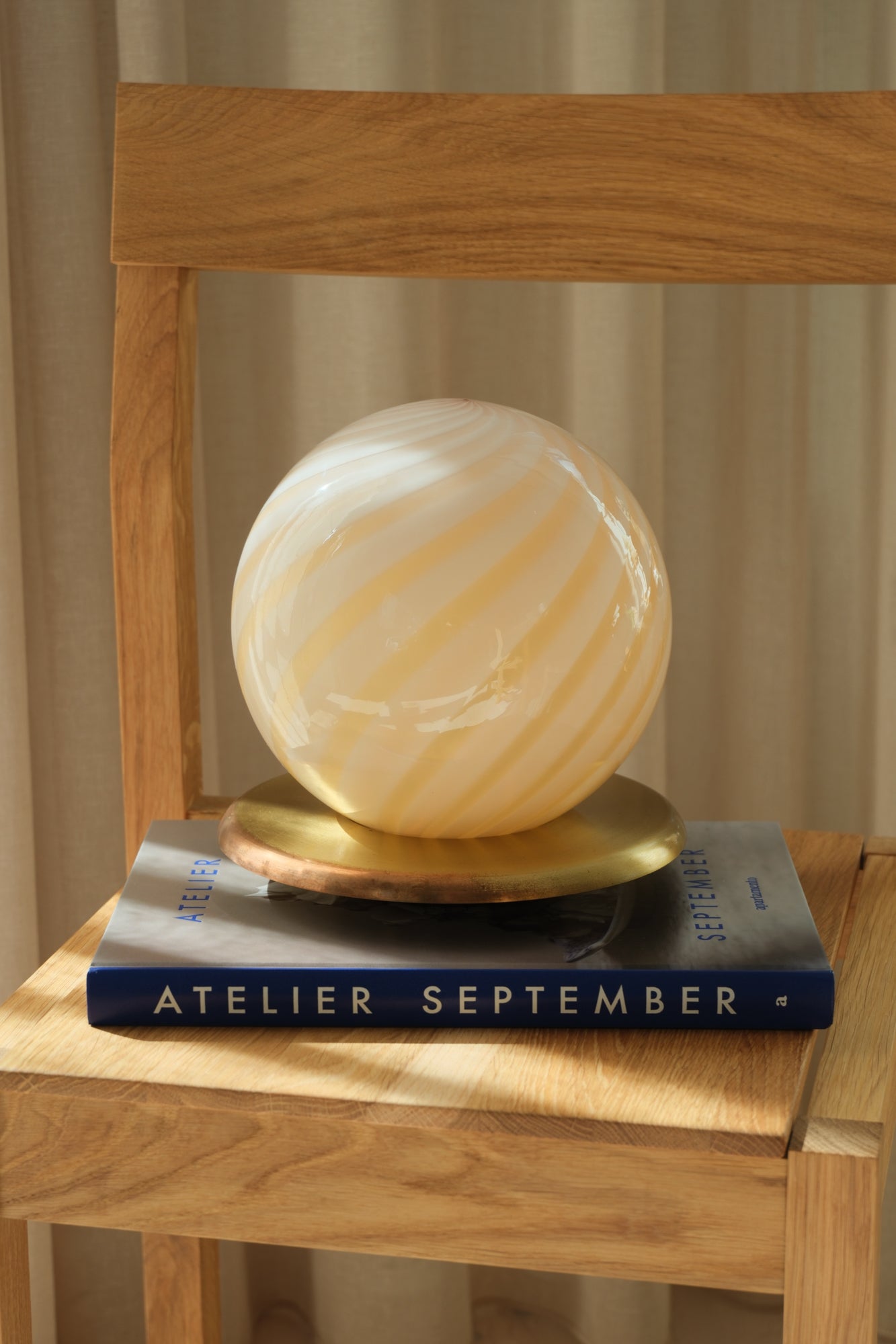 Vintage Murano swirl globe table lamp in light yellow glass on a brass-coloured base, H22 cm