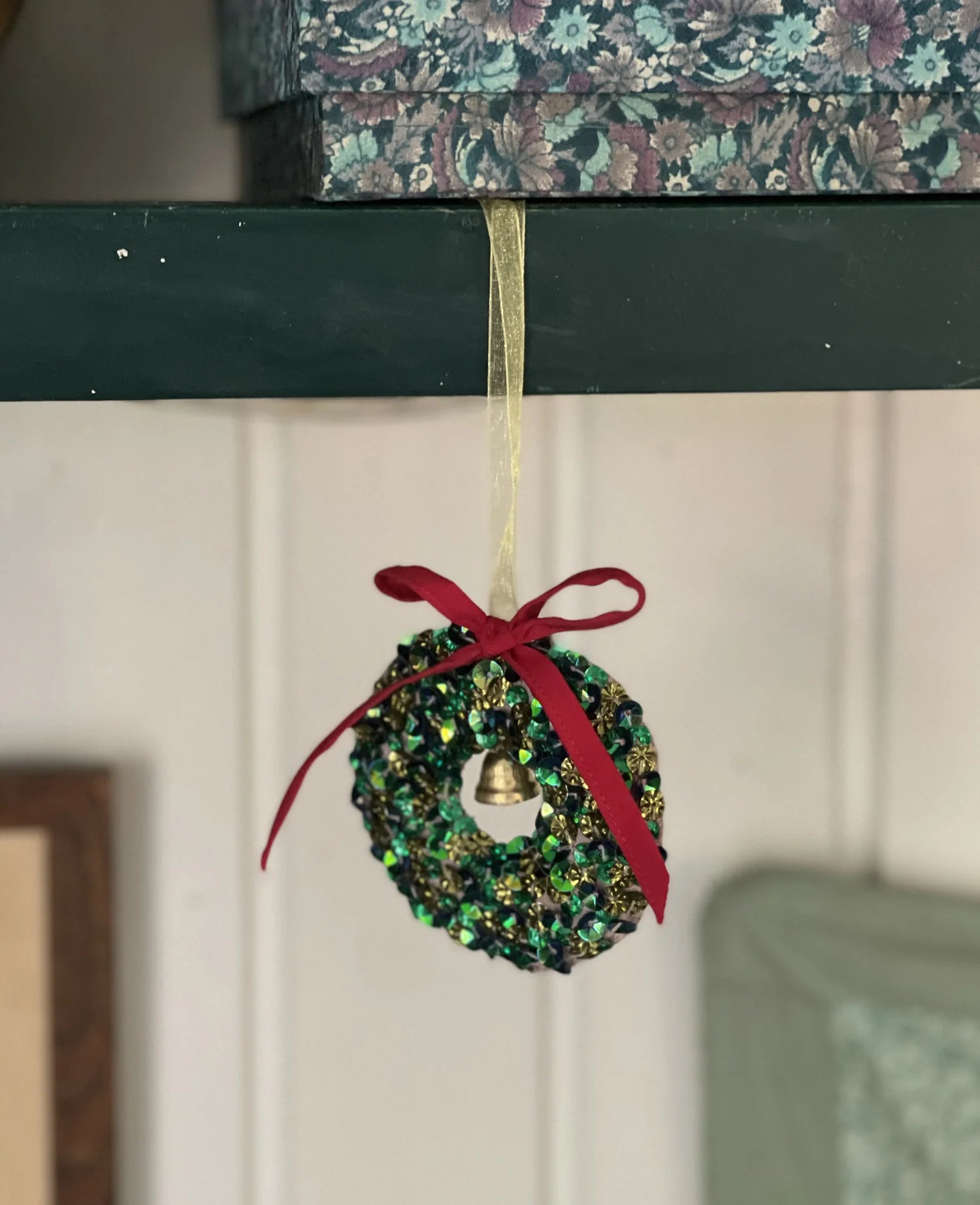Sissel Edelbo | Kantha Krans med Klokke og Pailletter | Green Sparkle Sissel Edelbo