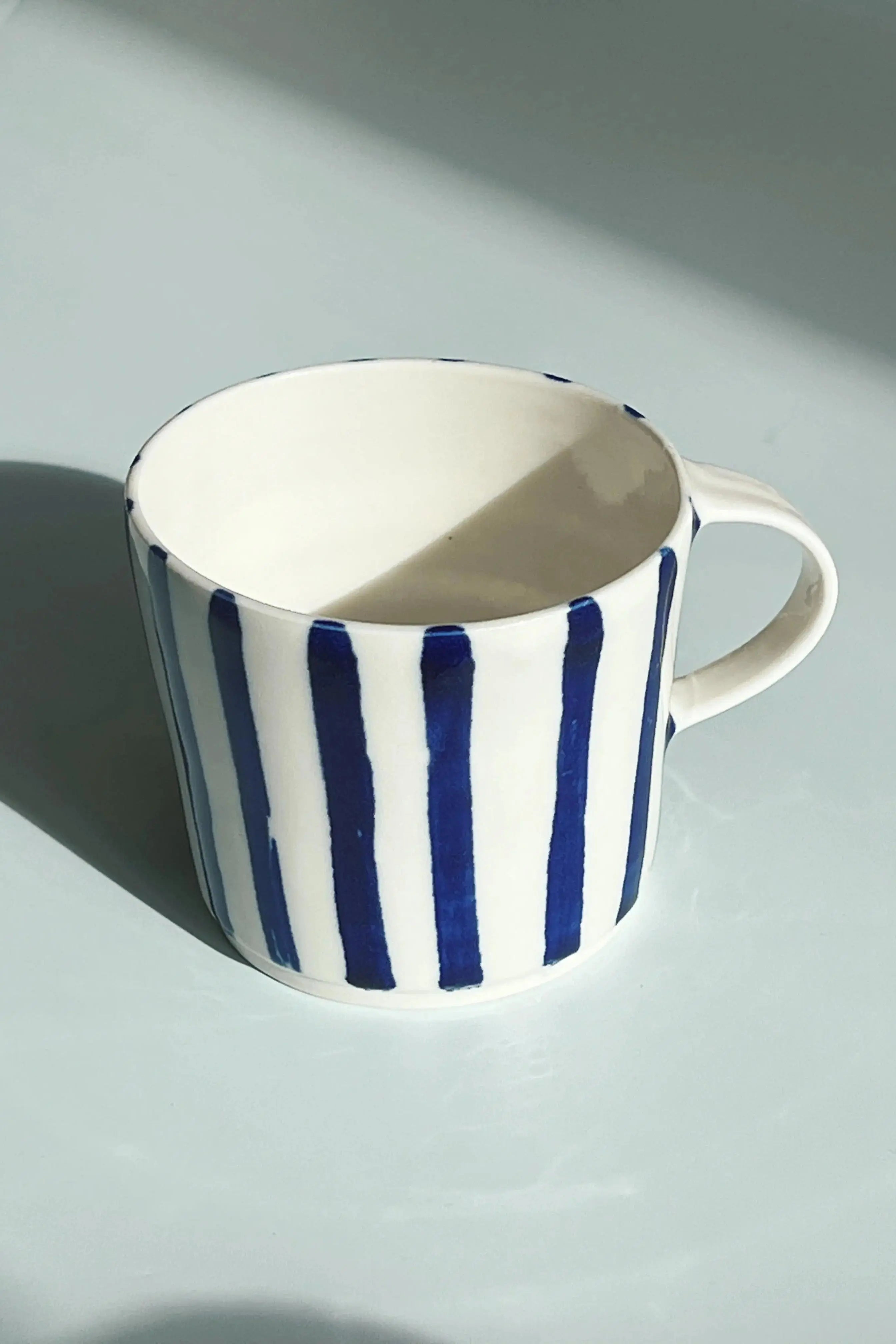 Ann-Louise Roman Hånddrejet Kaffekop | Mørkeblå Striber Ann-Louise Roman