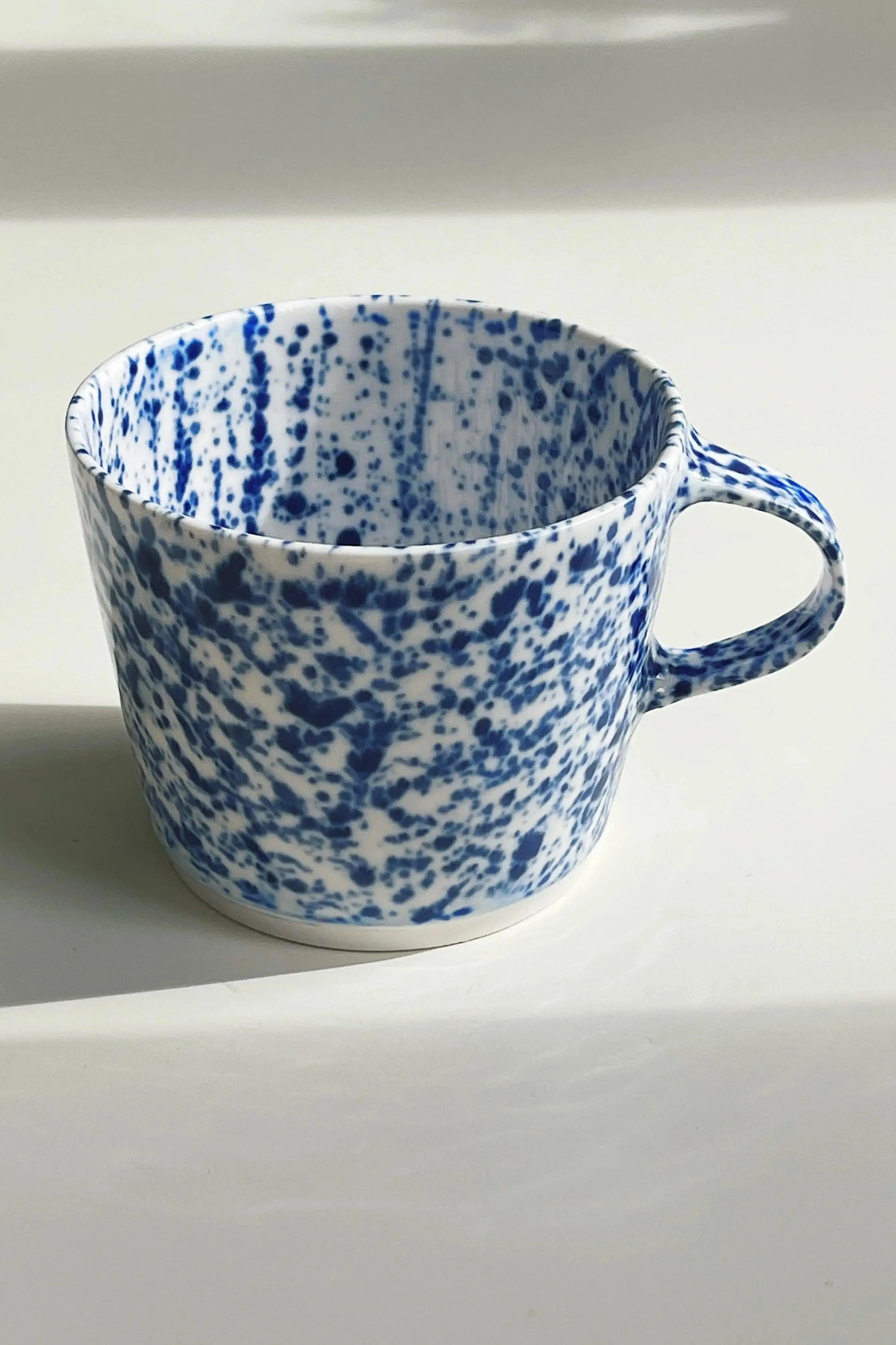 Ann-Louise Roman hånddrejet kop i keramik | Blå Splash Ann-Louise Roman