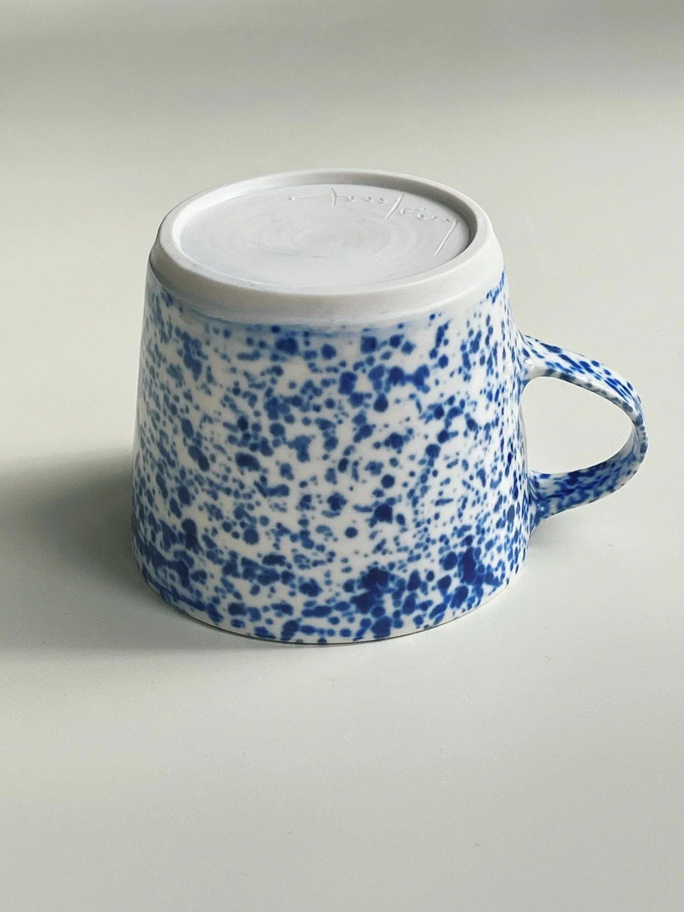 Ann-Louise Roman kop i keramik | Blå Splash/Prikker Ann-Louise Roman