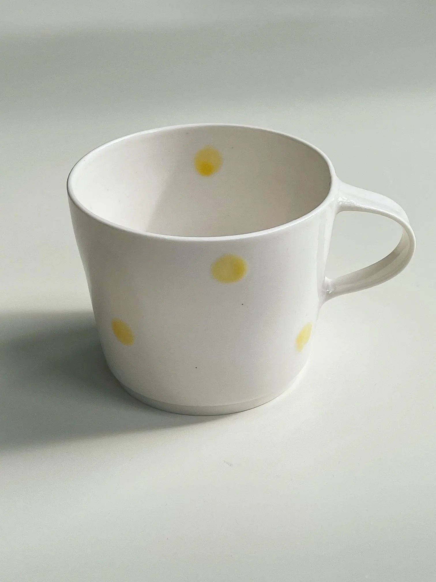 Ann-Louise Roman kop i keramik | Gule Prikker Ann-Louise Roman