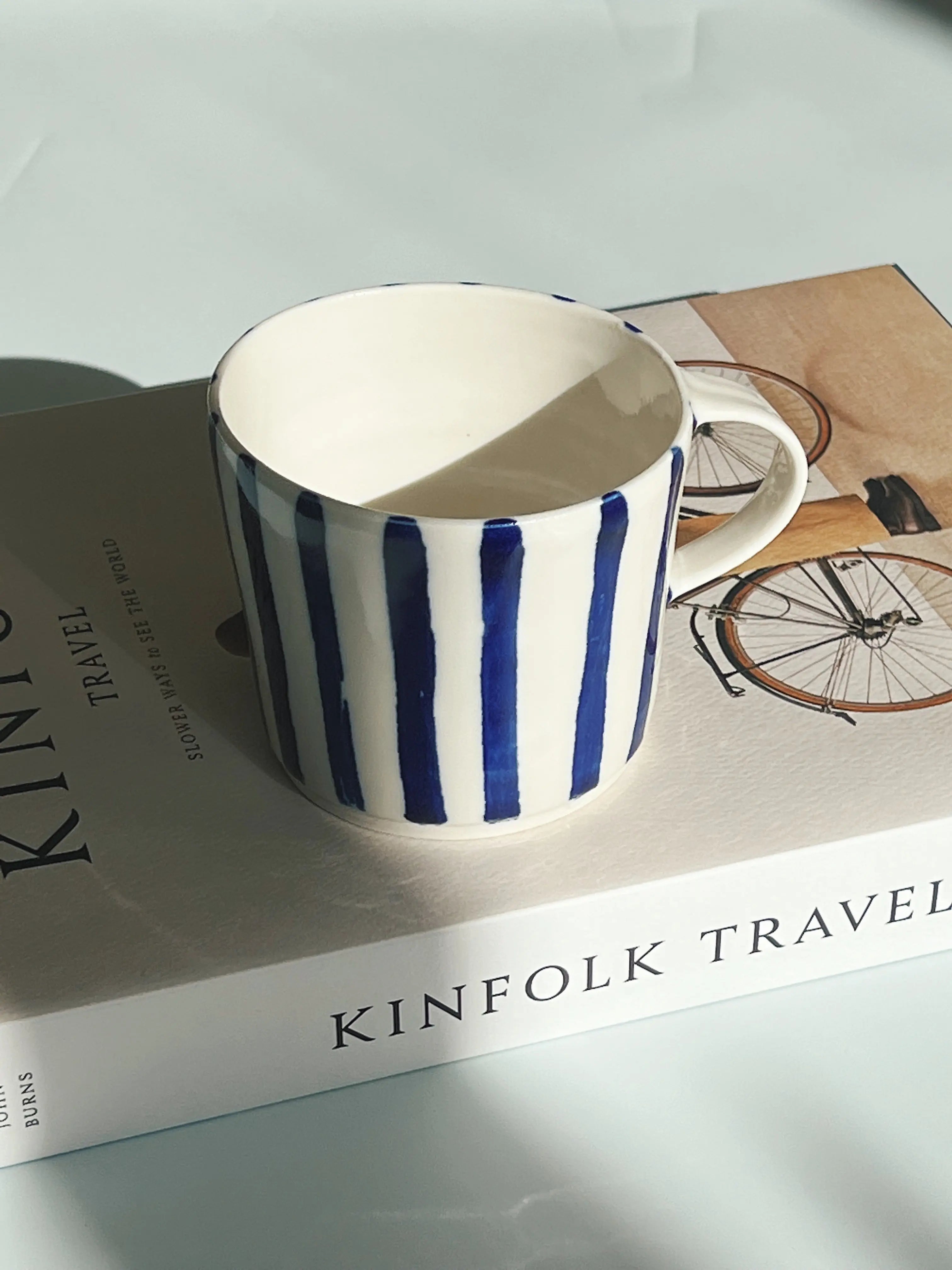 Ann-Louise Roman kop i keramik | Mørkeblå Striber Ann-Louise Roman