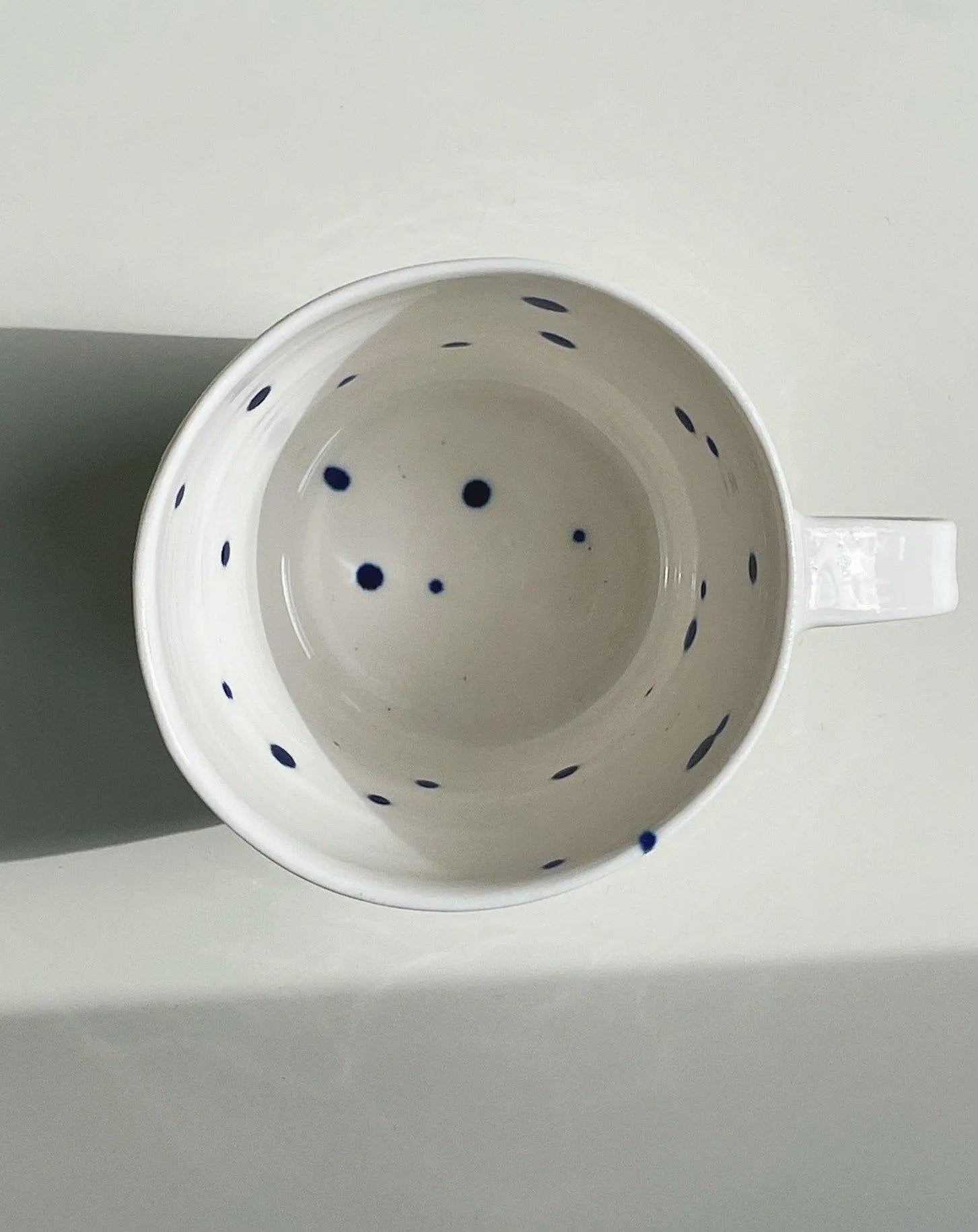 Ann-Louise Roman kop i keramik | Små Blå Prikker Ann-Louise Roman