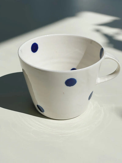 Ann-Louise Roman tekop i keramik | Blå prikker Ann-Louise Roman