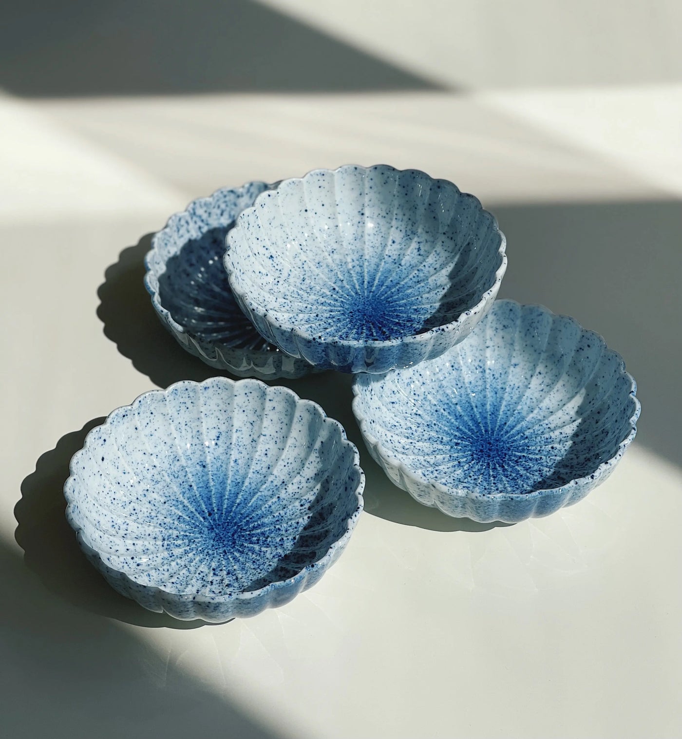 Blå & hvid splash blossom skål fra Japan | Stor Studio Hafnia