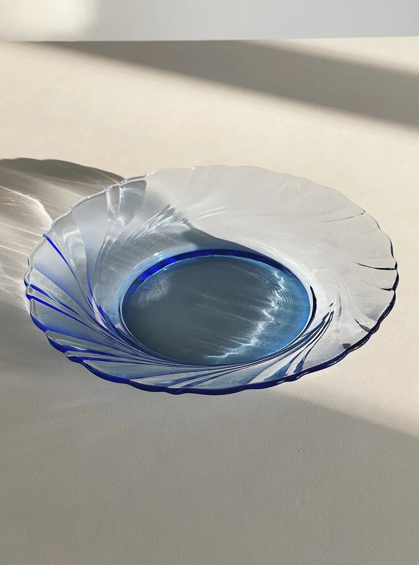 Blå, dyb glas tallerken fra Duralex | 21.5 cm Duralex